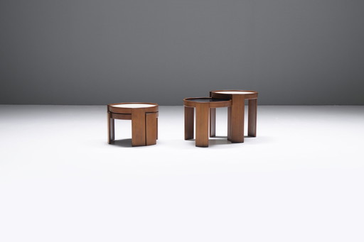 Superbes tables gigognes 780 en noyer par Gianfranco Frattini pour Cassina