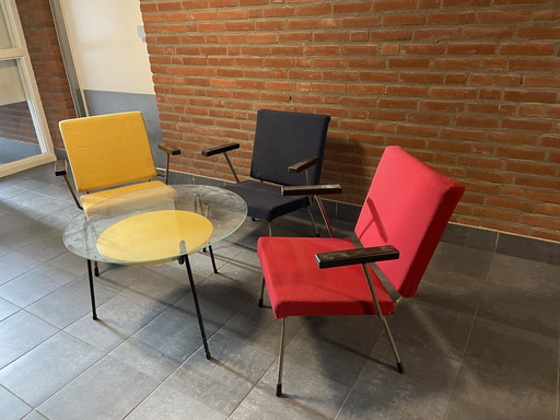 3x Wim Rietveld Chairs With Coffee Table