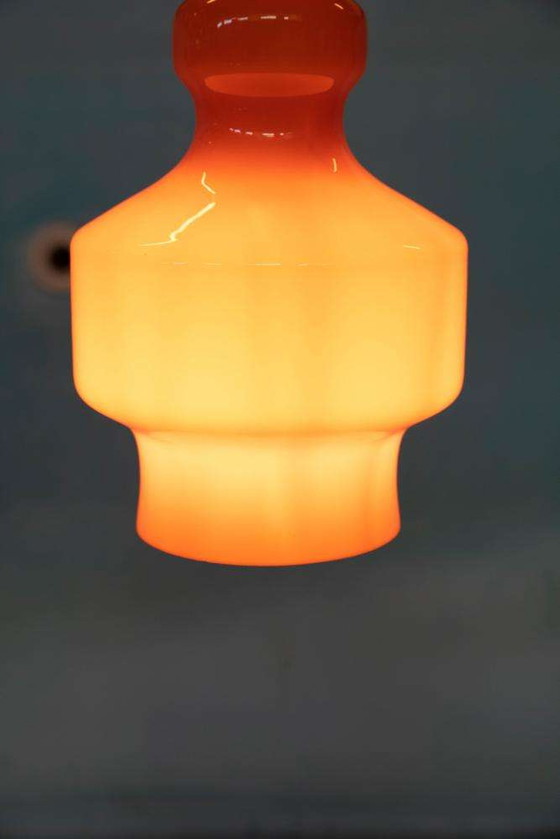 Image 1 of Lampe suspendue en verre opalin de l'ère spatiale, années 1960 Raak Amsterdam B-1202