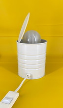 Lámpara de lata de diseño Vrieland Tin Can Lámpara de lata Lámpara de mesa Vrieland 1980 Memphis Postmodern