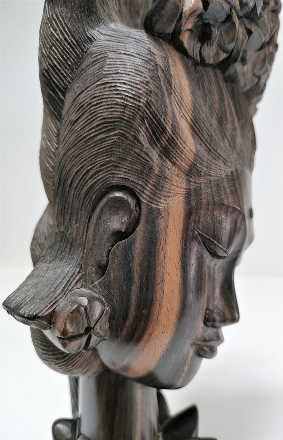 Image 1 of Busto de mujer con tocado floral en madera de ébano, décadas de 1960 y 1970