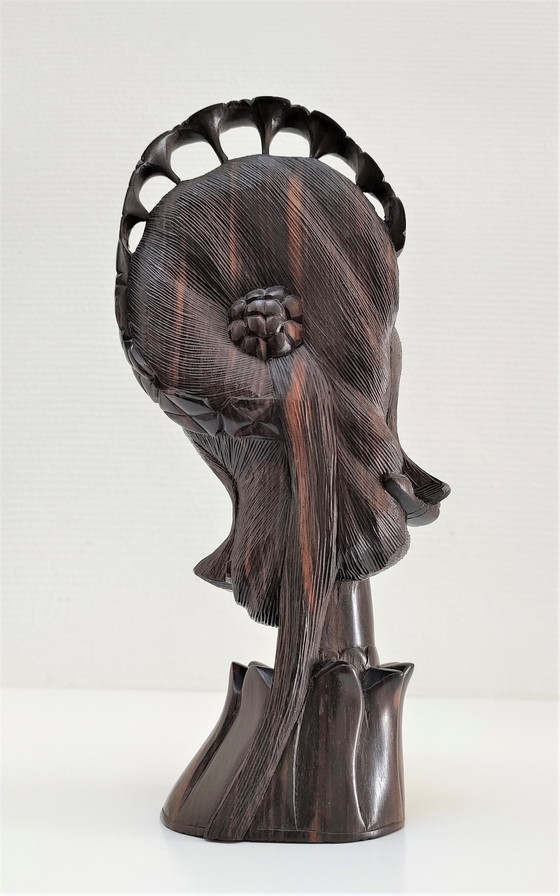 Image 1 of Busto de mujer con tocado floral en madera de ébano, décadas de 1960 y 1970