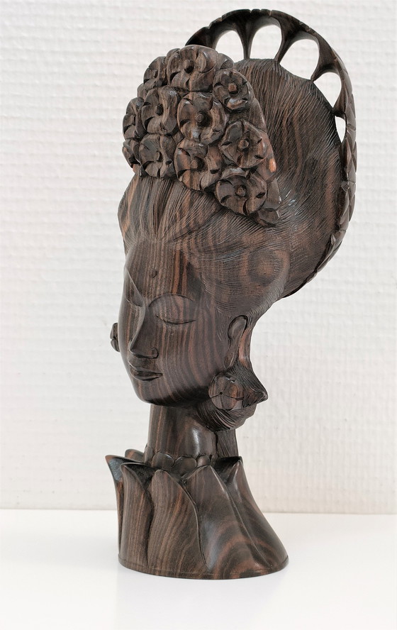 Image 1 of Busto de mujer con tocado floral en madera de ébano, décadas de 1960 y 1970