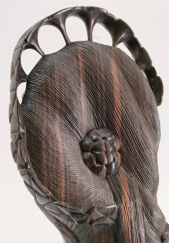 Image 1 of Busto de mujer con tocado floral en madera de ébano, décadas de 1960 y 1970