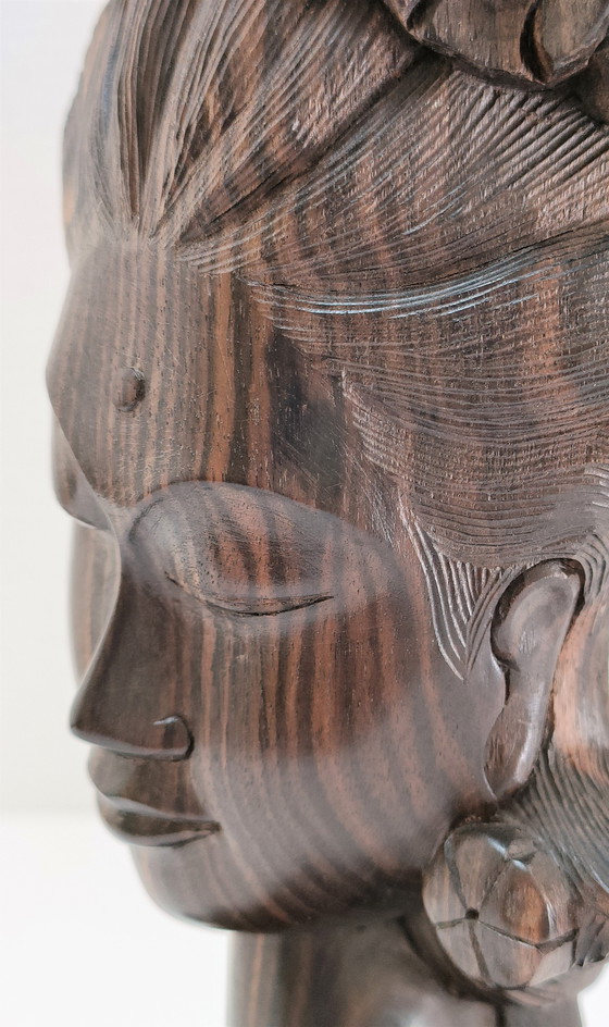 Image 1 of Busto de mujer con tocado floral en madera de ébano, décadas de 1960 y 1970