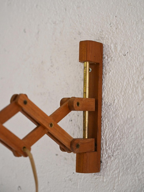Image 1 of Lampada da parete vintage con braccio estensibile in legno e paralume conico in tessuto