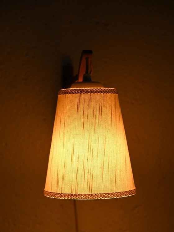 Image 1 of Lampada da parete vintage con braccio estensibile in legno e paralume conico in tessuto