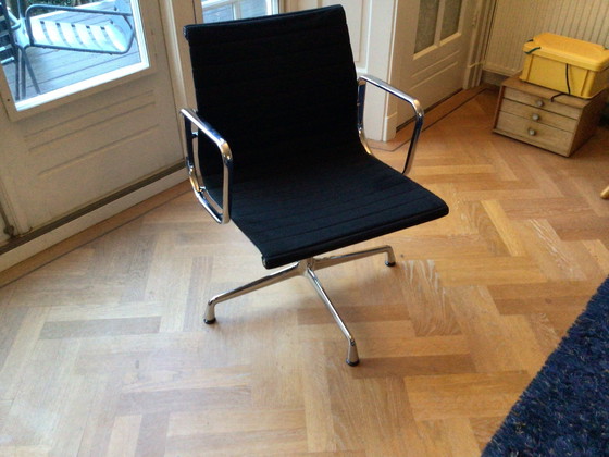 Image 1 of 3 x Vitra EA 107 and 1x Vitra EA 108 chairs