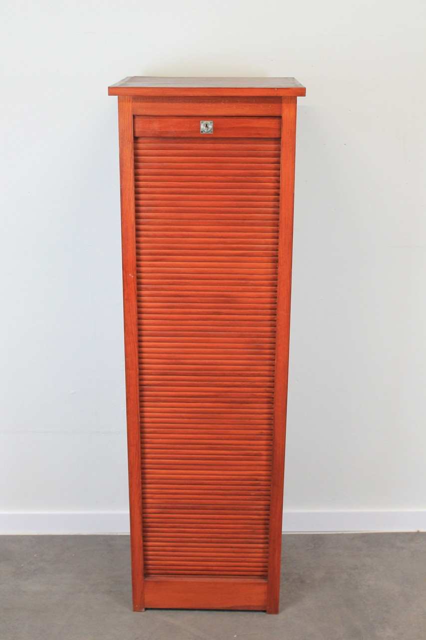 Mobiletto portaoggetti vintage con tende