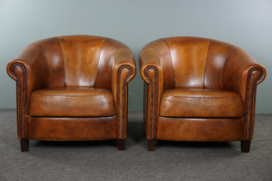 Image 1 of Ensemble de deux fauteuils club en cuir de mouton avec coussins fixes