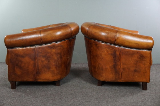 Image 1 of Ensemble de deux fauteuils club en cuir de mouton avec coussins fixes