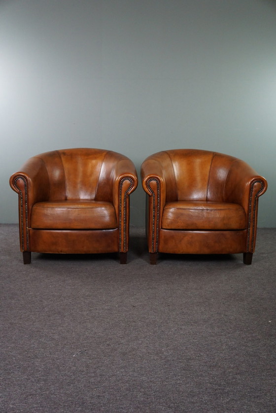 Image 1 of Ensemble de deux fauteuils club en cuir de mouton avec coussins fixes