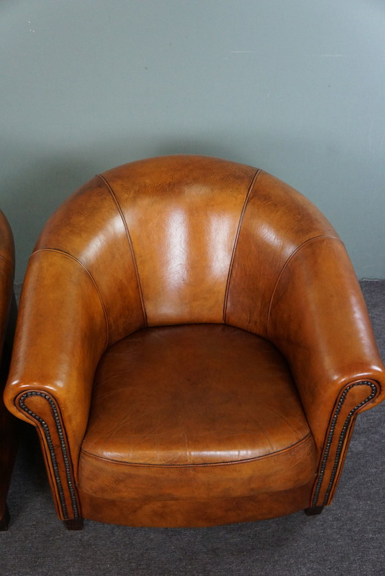 Image 1 of Ensemble de deux fauteuils club en cuir de mouton avec coussins fixes