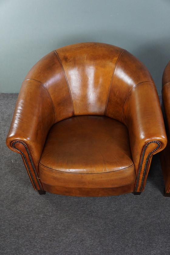 Image 1 of Ensemble de deux fauteuils club en cuir de mouton avec coussins fixes