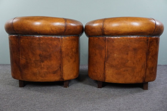 Image 1 of Ensemble de deux fauteuils club en cuir de mouton avec coussins fixes