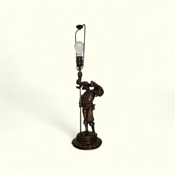 Image 1 of Lámpara figurativa antigua de bronce spelter