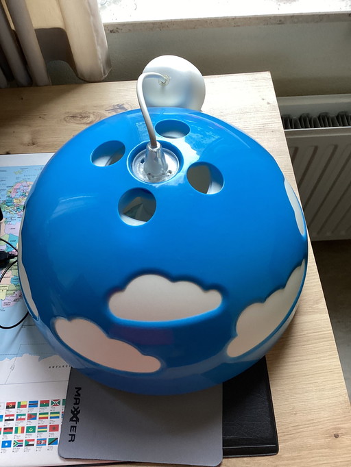 Ikea Skojig lampe nuage bleu par Hendrik Preutz