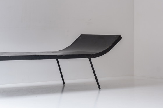 Image 1 of Metal daybed from the 1950s. 