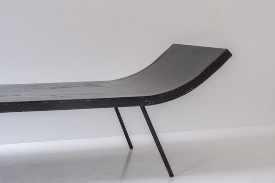 Image 1 of Metal daybed from the 1950s. 