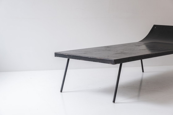 Image 1 of Metal daybed from the 1950s. 