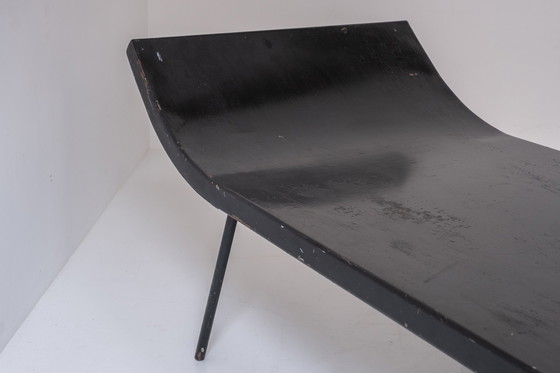 Image 1 of Metal daybed from the 1950s. 