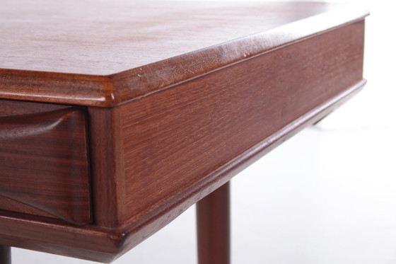 Image 1 of Table basse moderniste danoise en teck fabriquée par Dyrlund, années 1960