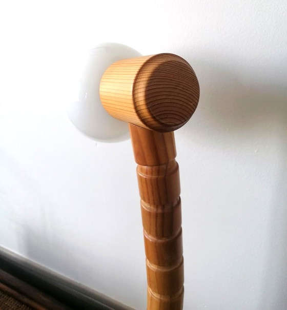 Image 1 of Lampe scandinave articulée en pin et opaline