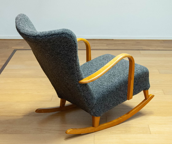 Image 1 of Fauteuil à bascule suédois de 1940