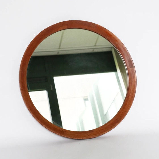 Image 1 of Miroir rond vintage au design danois avec cadre en teck