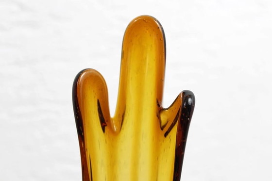 Image 1 of Vase vintage en verre ambré