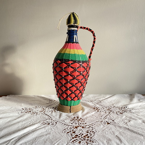 Image 1 of Vecchia bottiglia di vetro e intreccio di plastica Scoubidou vintage