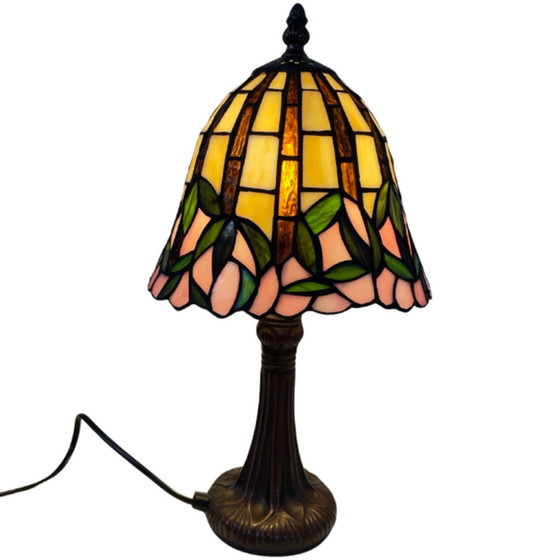 Image 1 of Tiffany style table lamp - Stained glass shade and decorative base - Ca. 1980’s (no cracks)