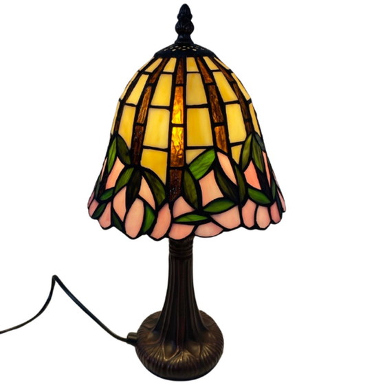 Image 1 of Tiffany style table lamp - Stained glass shade and decorative base - Ca. 1980’s (no cracks)