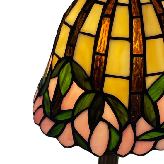 Image 1 of Tiffany style table lamp - Stained glass shade and decorative base - Ca. 1980’s (no cracks)