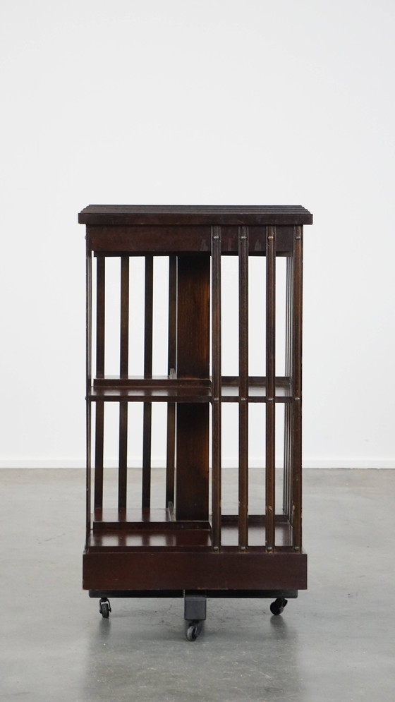 Image 1 of Molino de libros de madera con tapa de cuero verde y ruedas