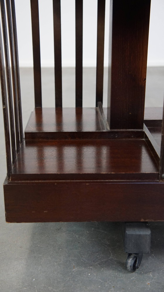 Image 1 of Molino de libros de madera con tapa de cuero verde y ruedas