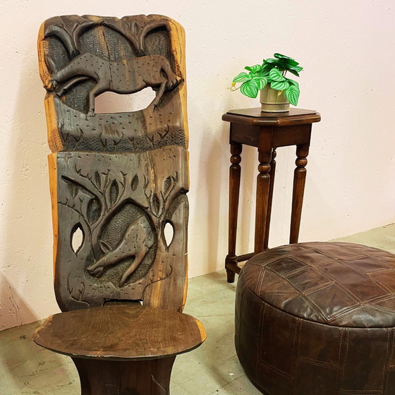 Image 1 of Chaise africaine sculptée en bois