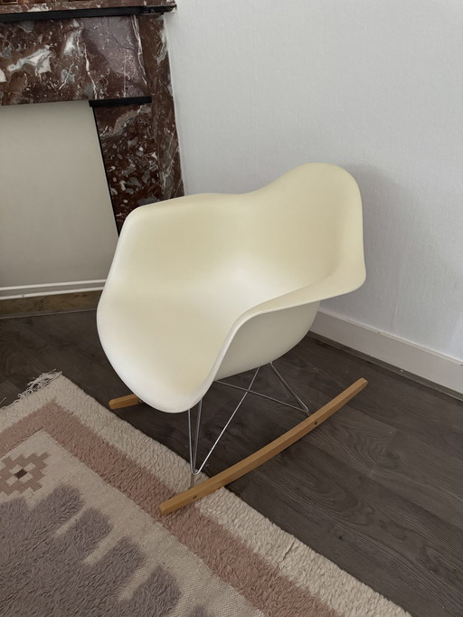 Fauteuil Eames en plastique Re Rar