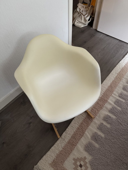 Fauteuil Eames en plastique Re Rar