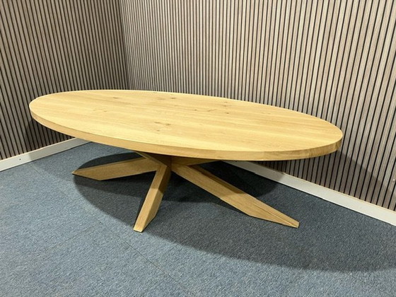 Image 1 of Tavolino da caffè in rovere con gamba a ragno ovale