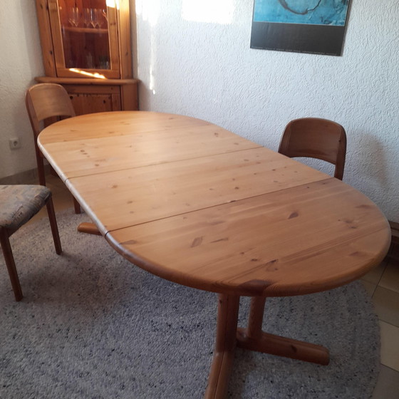 Image 1 of Dining table Drylund round, solid wood, extendable, 4-8 seats, very good condition