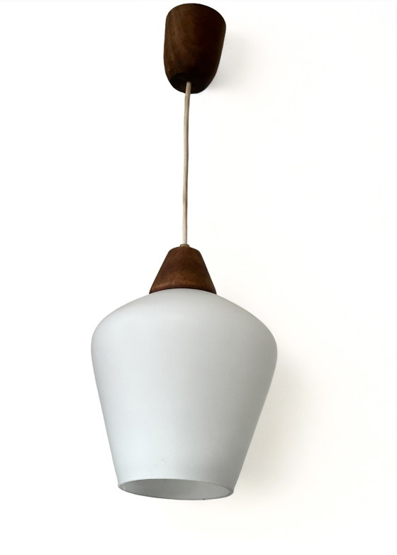 Image 1 of Lampada a sospensione vintage in teak e vetro opalino, lampada a sospensione danese scandinava in legno di teak
