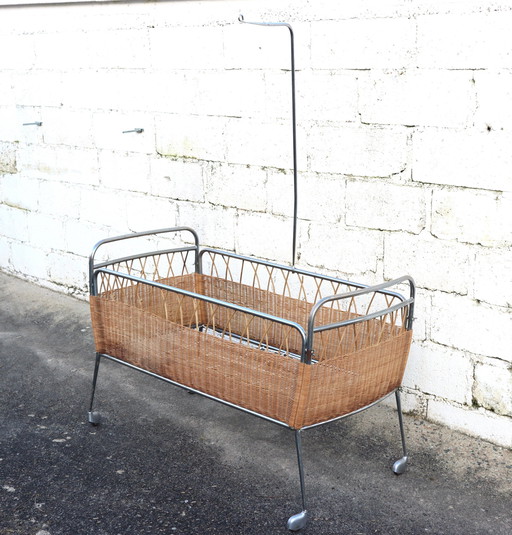 French Mid - Century crib - Vintage mobile crib in rattan and chrome 60S