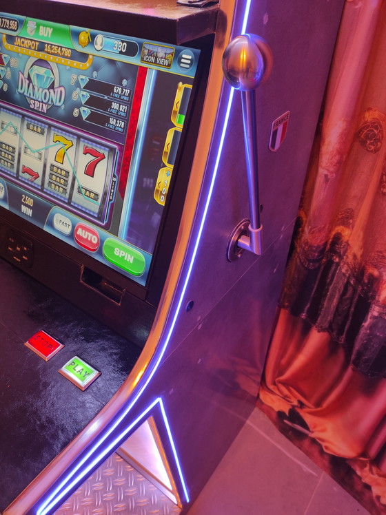 Image 1 of Questo mobile bar multifunzionale è stato progettato per trasformare qualsiasi spazio in un centro di stile, intrattenimento e