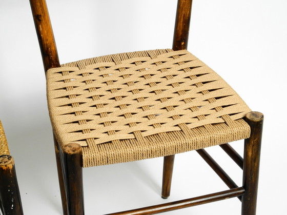 Image 1 of Paire de chaises de salle à manger italiennes du Mid Century en bois avec des sièges en cordon en osier.