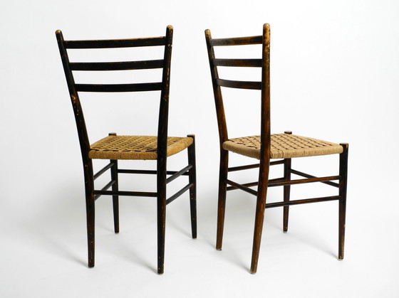 Image 1 of Paire de chaises de salle à manger italiennes du Mid Century en bois avec des sièges en cordon en osier.