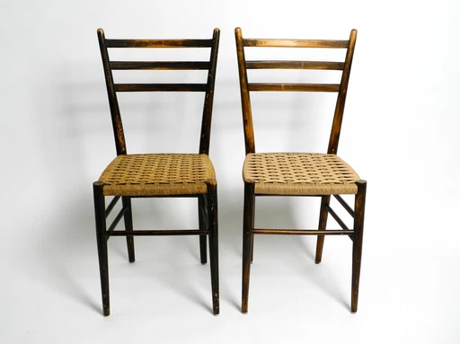 Paire de chaises de salle à manger italiennes du Mid Century en bois avec des sièges en cordon en osier.