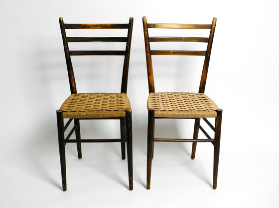 Image 1 of Paire de chaises de salle à manger italiennes du Mid Century en bois avec des sièges en cordon en osier.