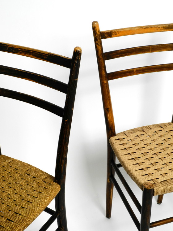 Image 1 of Paire de chaises de salle à manger italiennes du Mid Century en bois avec des sièges en cordon en osier.