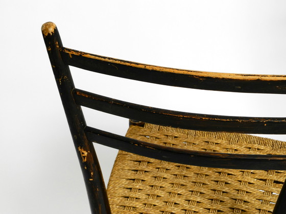 Image 1 of Paire de chaises de salle à manger italiennes du Mid Century en bois avec des sièges en cordon en osier.